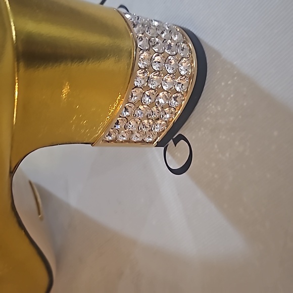 Gucci "Candy" Embroidered Ankle Sock Booties - Picture 11 of 12